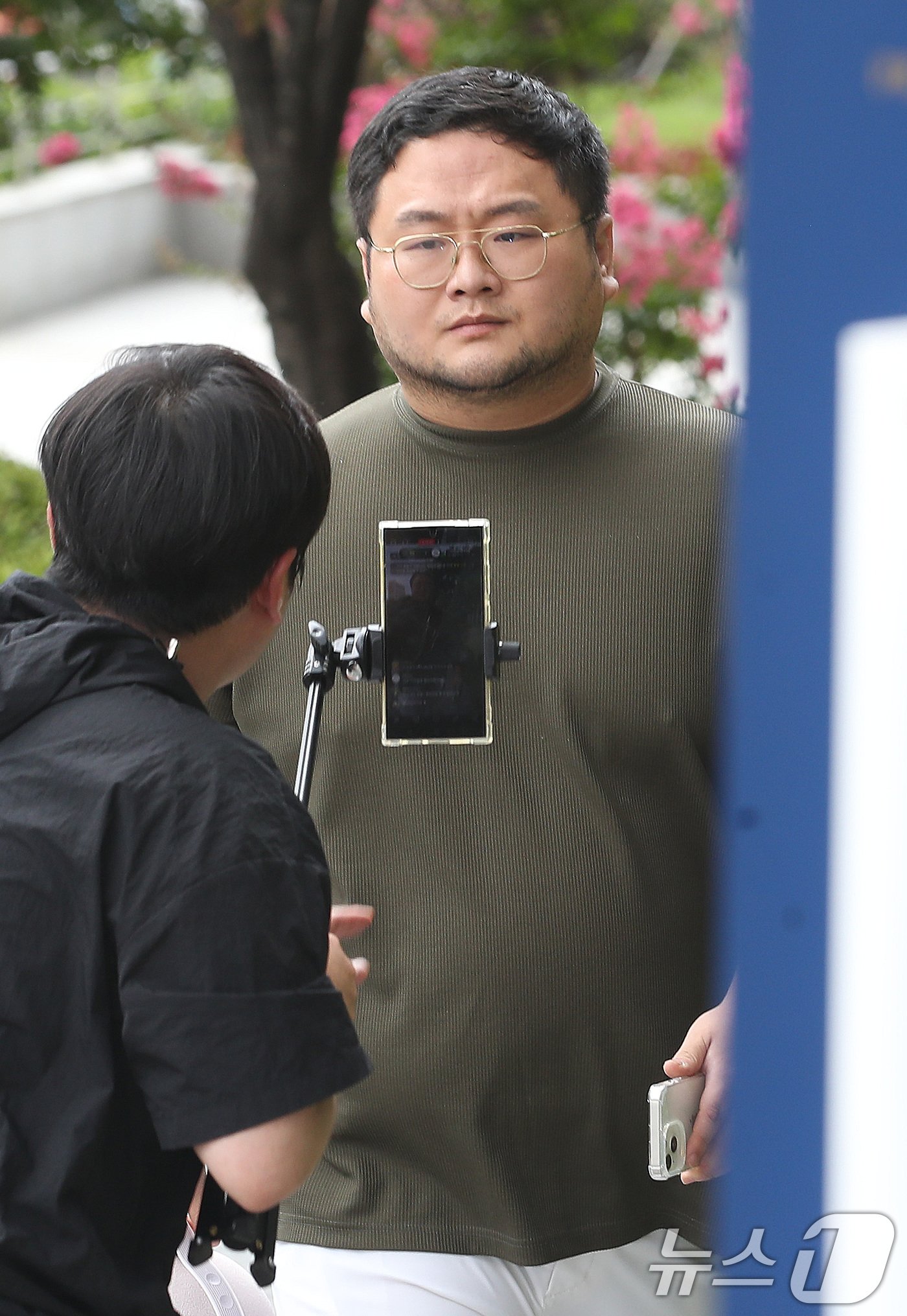 구독자 1000만여 명을 보유한 유튜버 쯔양&#40;본명 박정원&#41;의 과거를 폭로하겠다고 협박한 혐의로 고발당한 유튜버 구제역&#40;본명 이준희&#41;이 15일 오후 서울 서초구 서울중앙지검에 자진 출석하고 있다. 2024.7.15/뉴스1 ⓒ News1 임세영 기자