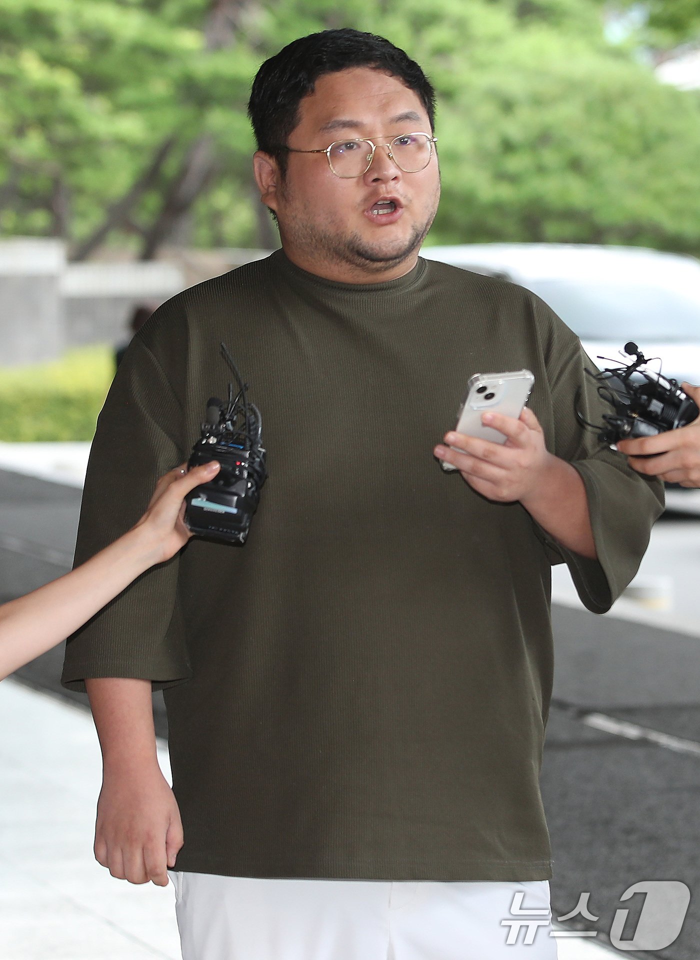 본문 이미지 - 구독자 1000만여 명을 보유한 유튜버 쯔양(본명 박정원)의 과거를 폭로하겠다고 협박한 혐의로 고발당한 유튜버 구제역(본명 이준희)이 15일 오후 서울 서초구 서울중앙지검에 자진 출석하며 취재진의 질문에 답하고 있다. 2024.7.15/뉴스1 ⓒ News1 임세영 기자