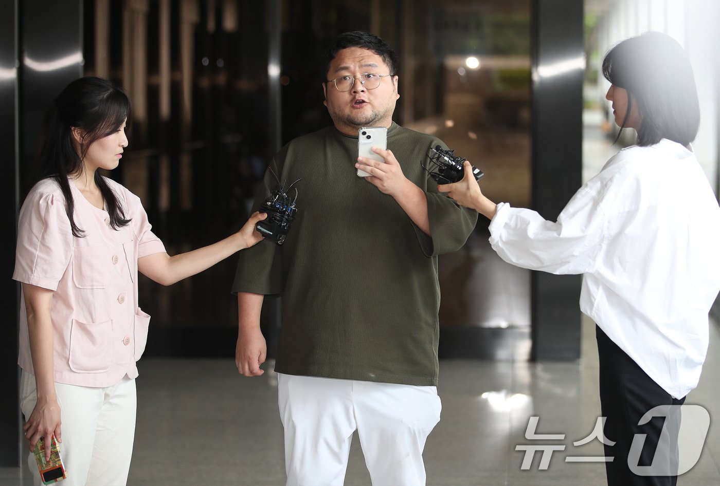 본문 이미지 - 구독자 1000만여 명을 보유한 유튜버 쯔양(본명 박정원)의 과거를 폭로하겠다고 협박한 혐의로 고발당한 유튜버 구제역(본명 이준희)이 15일 오후 서울 서초구 서울중앙지검에 자진 출석하며 취재진의 질문에 답하고 있다. 2024.7.15/뉴스1 ⓒ News1 임세영 기자