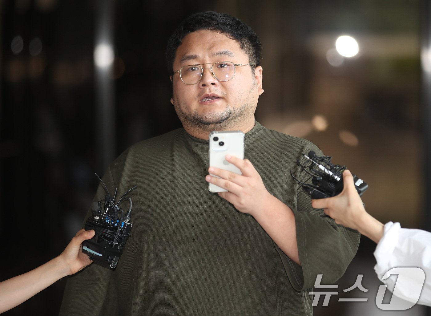 본문 이미지 - 구독자 1000만여 명을 보유한 유튜버 쯔양(본명 박정원)의 과거를 폭로하겠다고 협박한 혐의로 고발당한 유튜버 구제역(본명 이준희)이 15일 오후 서울 서초구 서울중앙지검에 자진 출석하며 취재진의 질문에 답하고 있다. 2024.7.15/뉴스1 ⓒ News1 임세영 기자