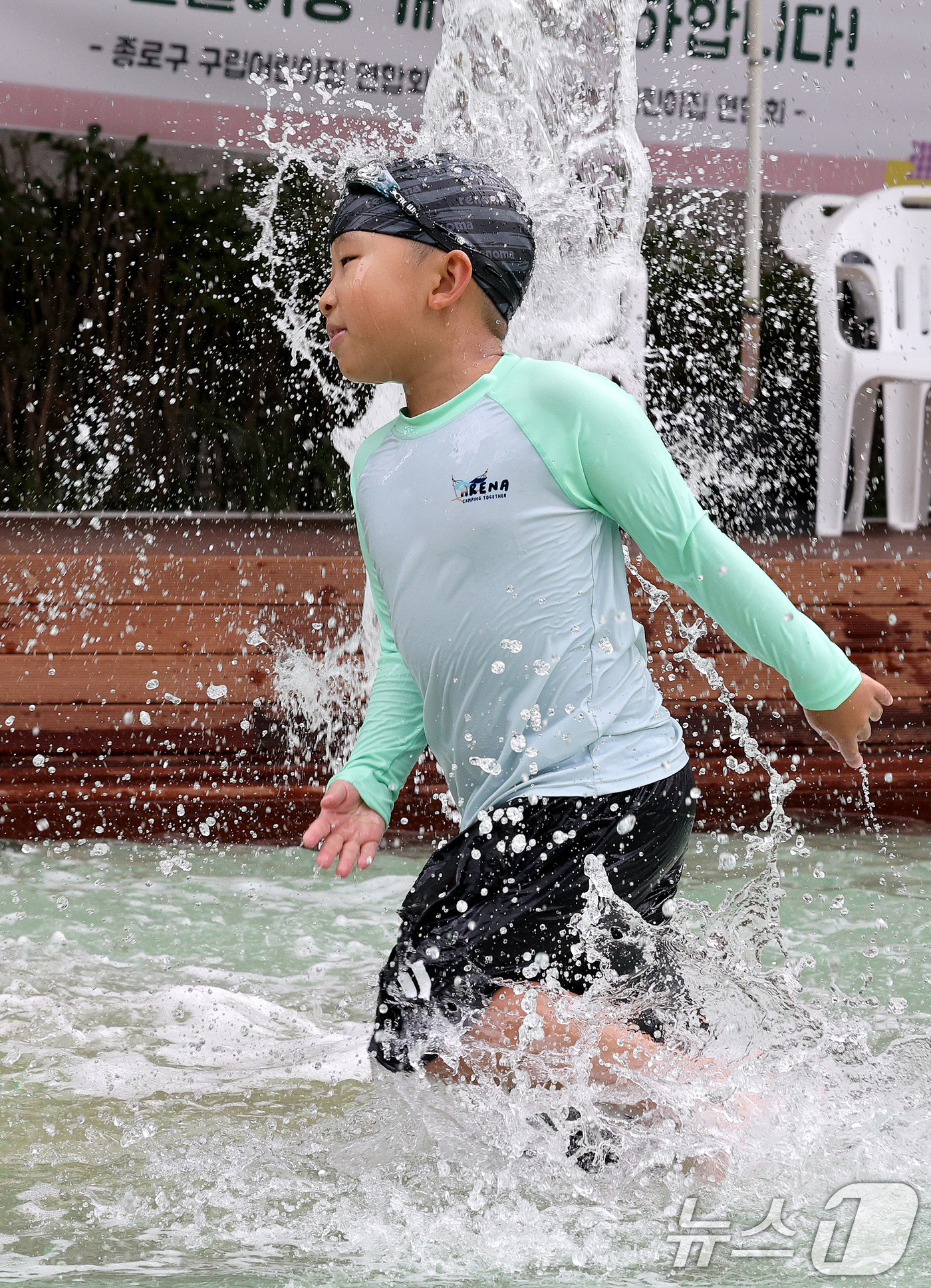 (서울=뉴스1) 장수영 기자 = 15일 서울 종로구에서 개장한 연지물놀이터를 찾은 어린이가 물놀이를 하며 더위를 식히고 있다.종로구는 이화사거리 인근 연지공원에 마련한 물놀이 시설 …