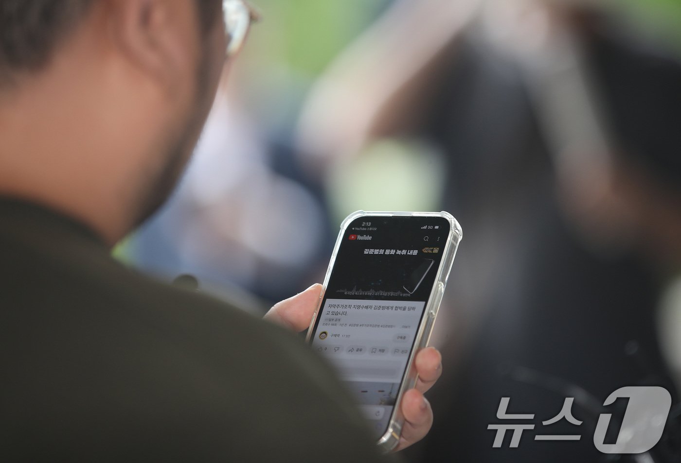 본문 이미지 - 겠다고 협박한 혐의로 고발당한 유튜버 구제역(본명 이준희)이 15일 오후 서울 서초구 서울중앙지검에 자진 출석하며 녹취록을 공개하고 있다. 2024.7.15/뉴스1 ⓒ News1 임세영 기자