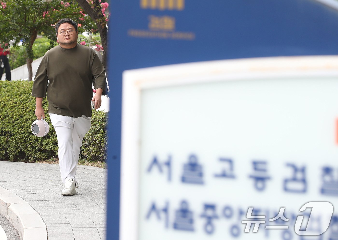 본문 이미지 - 구독자 1000만여 명을 보유한 유튜버 쯔양(본명 박정원)의 과거를 폭로하겠다고 협박한 혐의로 고발당한 유튜버 구제역(본명 이준희)이 15일 오후 서울 서초구 서울중앙지검에 자진 출석하고 있다. 2024.7.15/뉴스1 ⓒ News1 임세영 기자