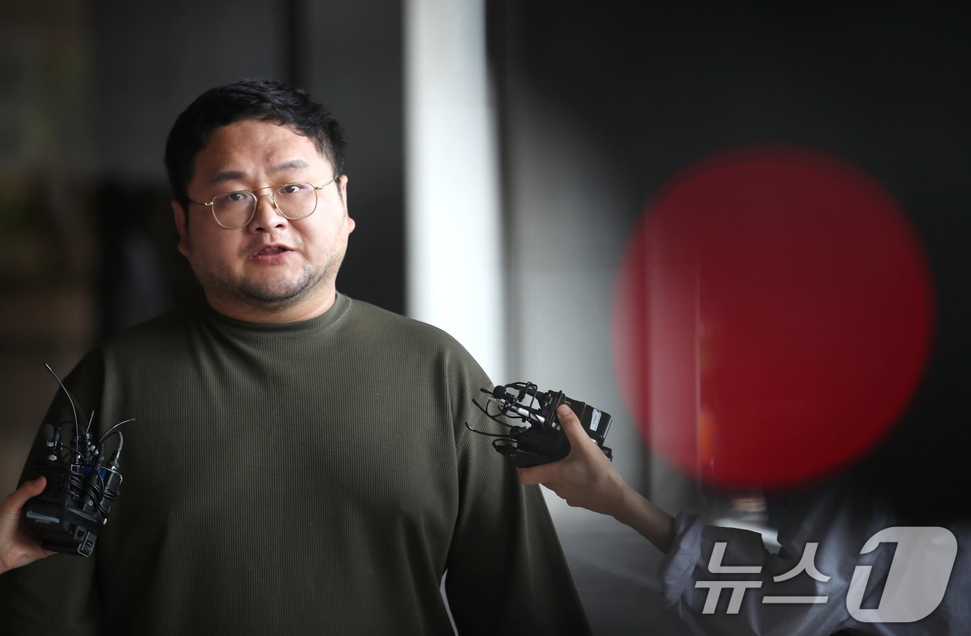 본문 이미지 - 구독자 1000만여 명을 보유한 유튜버 쯔양(본명 박정원)의 과거를 폭로하겠다고 협박한 혐의로 고발당한 유튜버 구제역(본명 이준희)이 15일 오후 서울 서초구 서울중앙지검에 자진 출석하며 취재진의 질문에 답하고 있다. 2024.7.15/뉴스1 ⓒ News1 임세영 기자