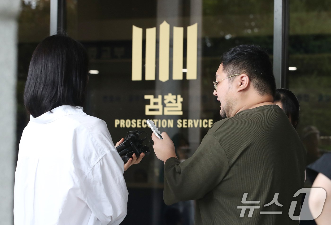 본문 이미지 - 구독자 1000만여 명을 보유한 유튜버 쯔양(본명 박정원)의 과거를 폭로하겠다고 협박한 혐의로 고발당한 유튜버 구제역(본명 이준희)이 15일 오후 서울 서초구 서울중앙지검에 자진 출석하며 취재진의 질문에 답하고 있다. 2024.7.15/뉴스1 ⓒ News1 임세영 기자