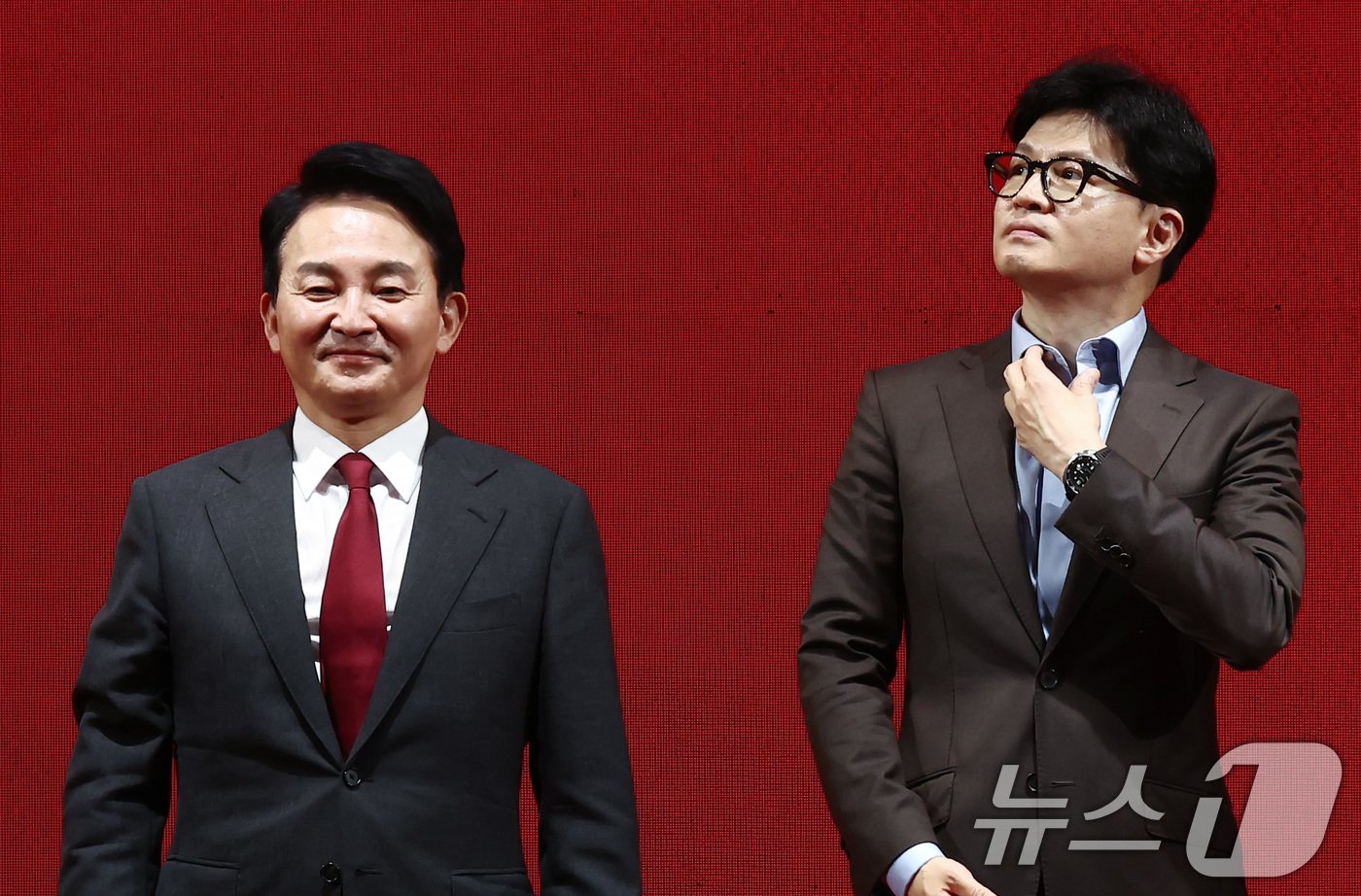 본문 이미지 - 원희룡, 한동훈 국민의힘 당대표 후보들이 15일 천안 서북구 유관순체육관에서 열린 대전·세종·충북·충남 합동연설회에서 기념촬영을 하고 있다. 2024.7.15/뉴스1 ⓒ News1 김민지 기자