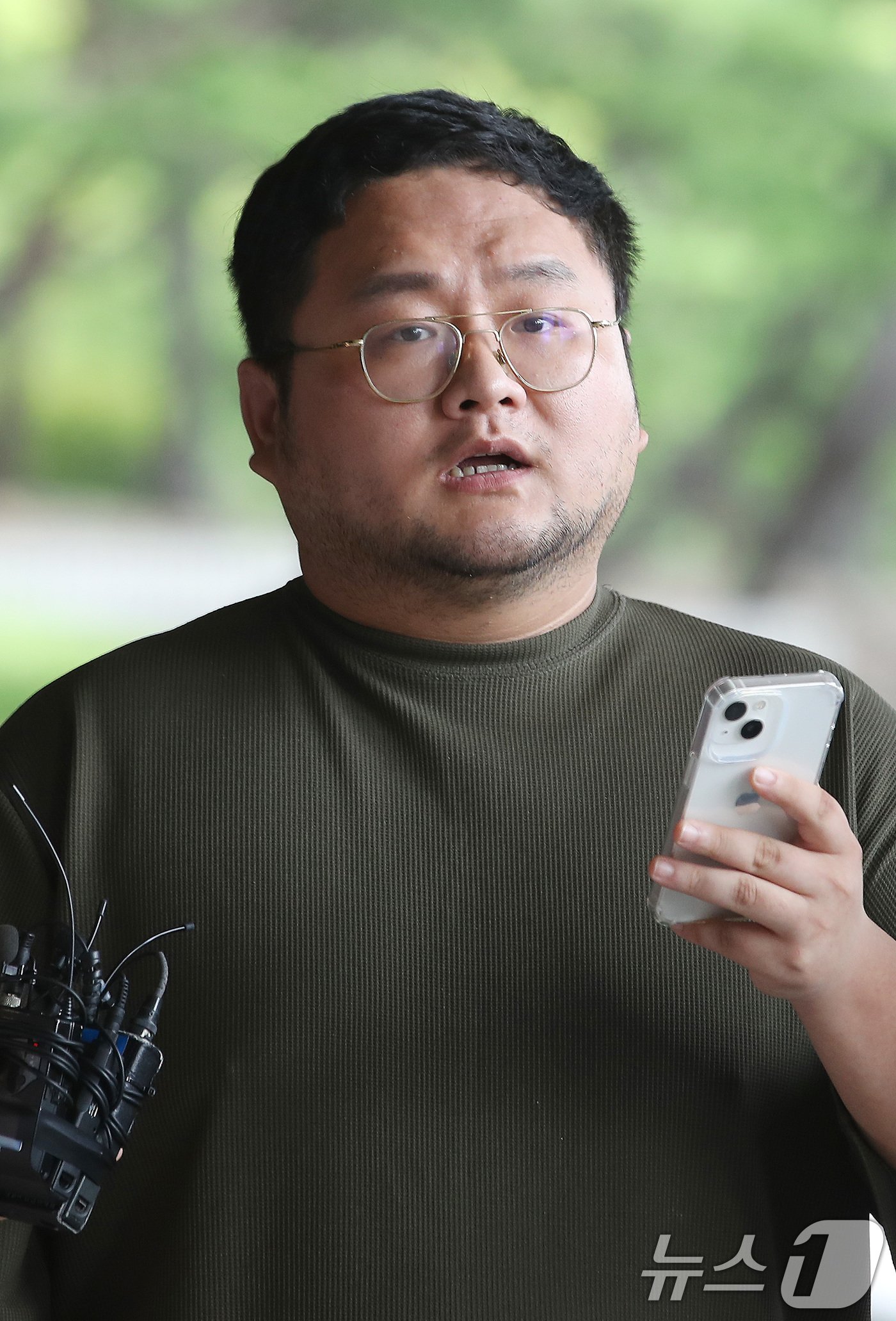 본문 이미지 - 구독자 1000만여 명을 보유한 유튜버 쯔양(본명 박정원)의 과거를 폭로하겠다고 협박한 혐의로 고발당한 유튜버 구제역(본명 이준희)이 15일 오후 서울 서초구 서울중앙지검에 자진 출석하며 취재진의 질문에 답하고 있다. 2024.7.15/뉴스1 ⓒ News1 임세영 기자