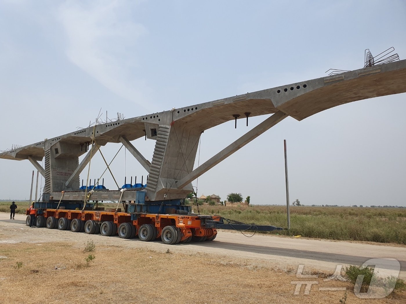 본문 이미지 - 대우건설 인도 비하르 교량 건설에 사용되는 세그먼트 운반 모습.. 2024.6.19/뉴스1 김동규 기자ⓒ news1