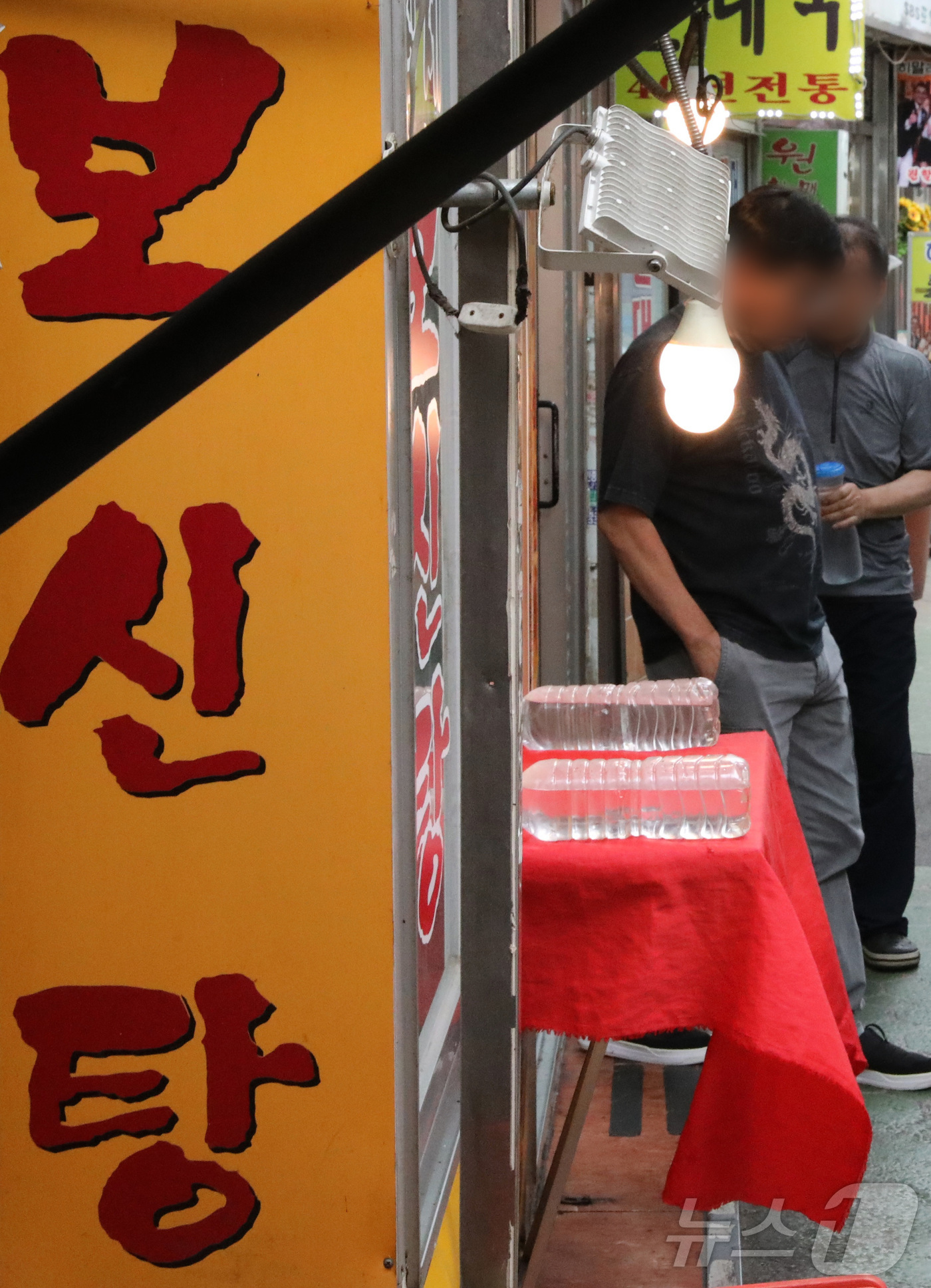 (서울=뉴스1) 이강 기자 = 초복인 15일 오후 서울 종로구의 한 보신탕 골목에서 시민들이 오가고 있다. 2024.7.15/뉴스1