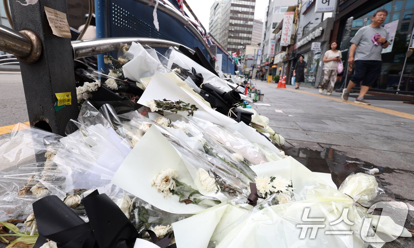 15일 서울 중구 &#39;시청역 교차로 역주행&#39; 사고현장에 국화꽃 등 추모 물품들이 놓여져 있다. 2024.7.15/뉴스1 ⓒ News1 김명섭 기자