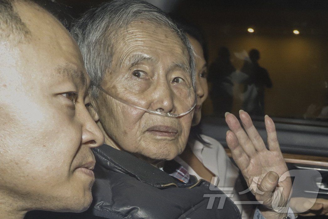 본문 이미지 - 알베르토 후지모리(85) 전 페루 대통령이 지난 2023년 12월 6일 교도소에서 석방된 후 자녀 켄지와 게이코 사이에 앉아있다. 14일(현지시간) 후지모리 전 대통령의 딸 게이코는 후지모리 전 대통령이 2026년 페루 대통령 선거에 출마할 것이라고 밝혔다. 2024.07.14. ⓒ AFP=뉴스1 ⓒ News1 장시온 기자