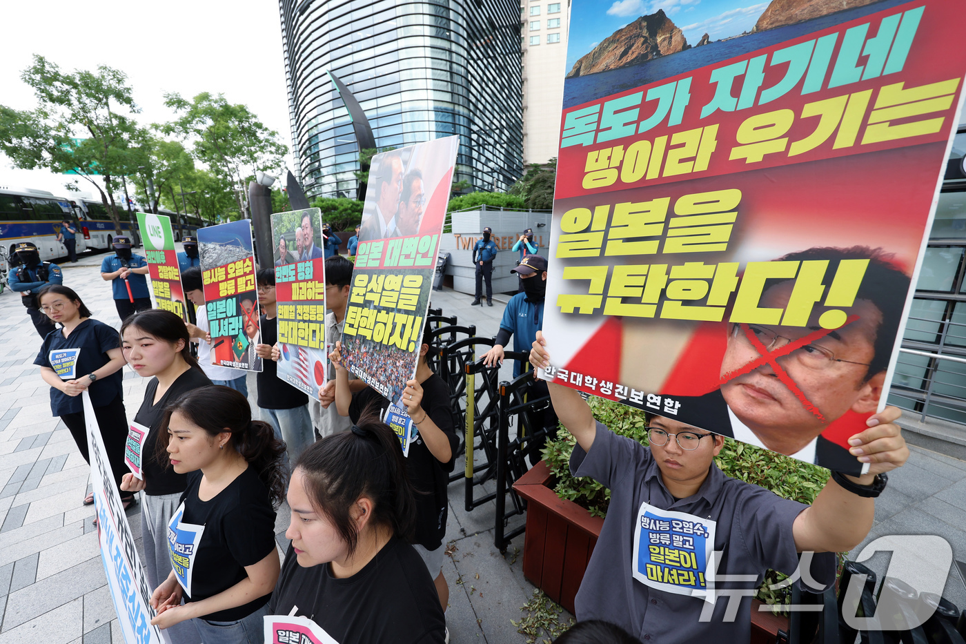 (서울=뉴스1) 박정호 기자 = 한국대학생진보연합 활동가들이 15일 오후 서울 종로구 중학동 일본대사관 앞에서 일본 규탄, 대통령 탄핵 대학생 집중 실천 기간 선포 기자회견을 하고 …