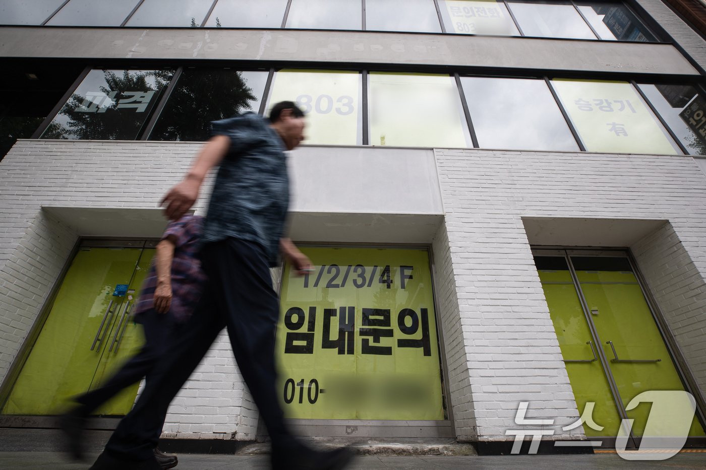 본문 이미지 - 15일 서울시내 한 상점가 폐업상가에 임대문의 안내문이 붙어 있다. 2024.7.15/뉴스1 ⓒ News1 유승관 기자