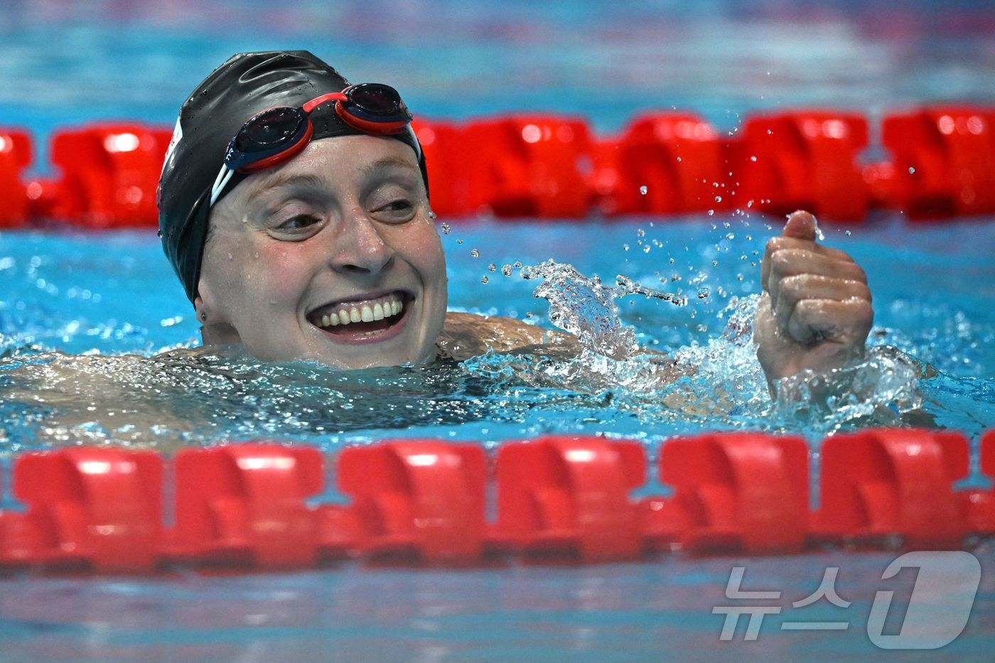 본문 이미지 - 올림픽 금메달 7개와 은메달 3개를 획득한 '수영 여제' 케이티 러데키는 2024 파리 올림픽에도 출전한다.  ⓒ AFP=뉴스1