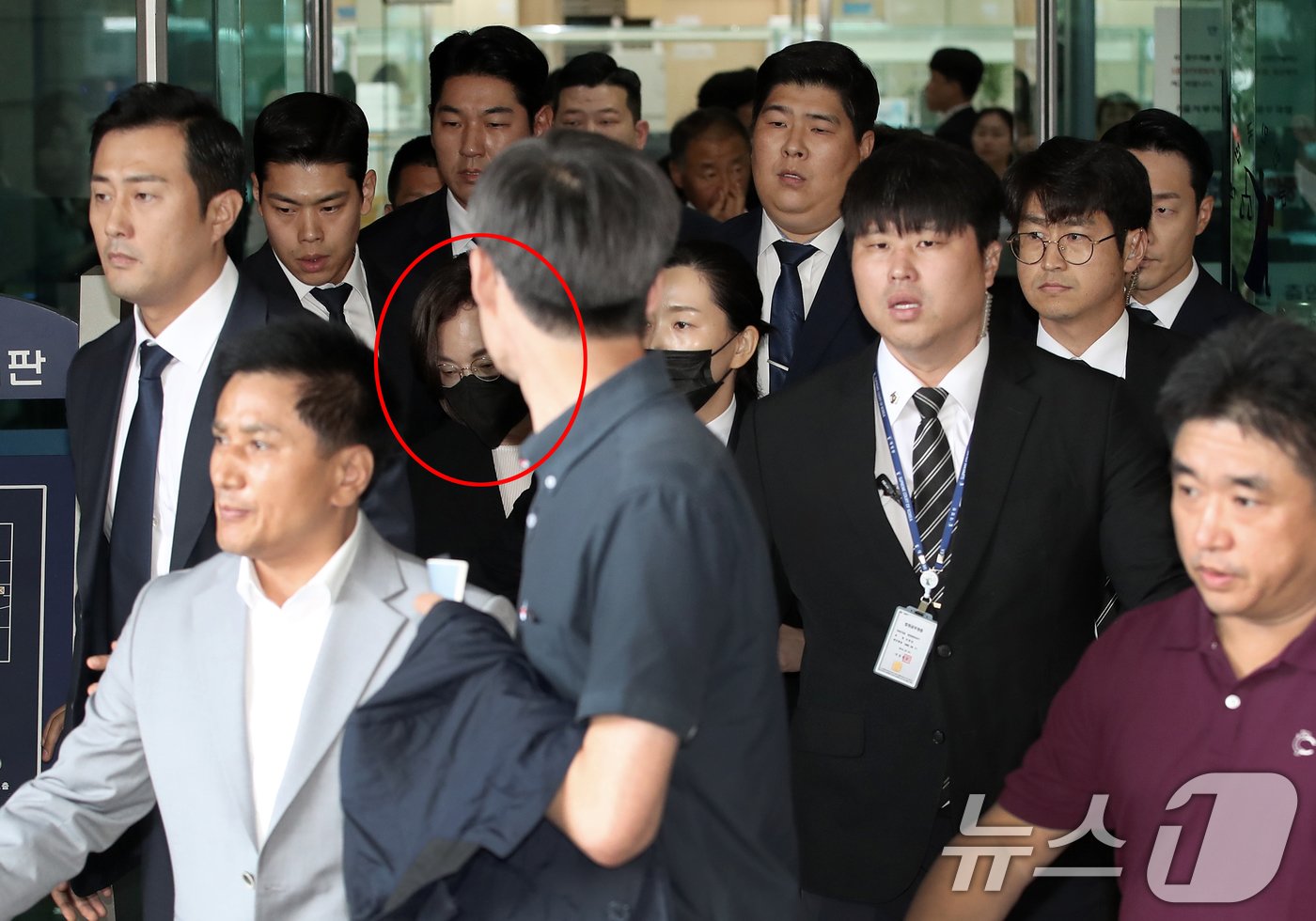 본문 이미지 - ‘이태원 참사’ 부실 대응 혐의로 기소된 박희영 용산구청장이 15일 오후 서울 마포구 서울서부지방법원에서 열린 마지막 공판을 마친 후 경호원들에게 둘러싸인 채 법정을 나서고 있다. 2024.7.15/뉴스1 ⓒ News1 오대일 기자