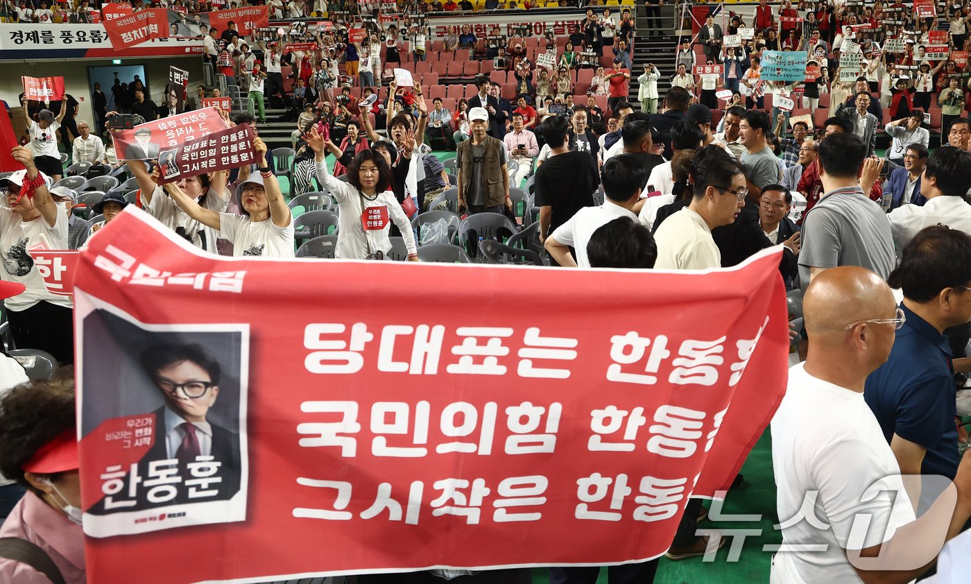본문 이미지 - 15일 천안 서북구 유관순체육관에서 열린 대전·세종·충북·충남 합동연설회에서 한동훈 당대표 후보의 정견발표 도중 각 후보들의 지지자들이 충돌하고 있다. 2024.7.15/뉴스1 ⓒ News1 김민지 기자