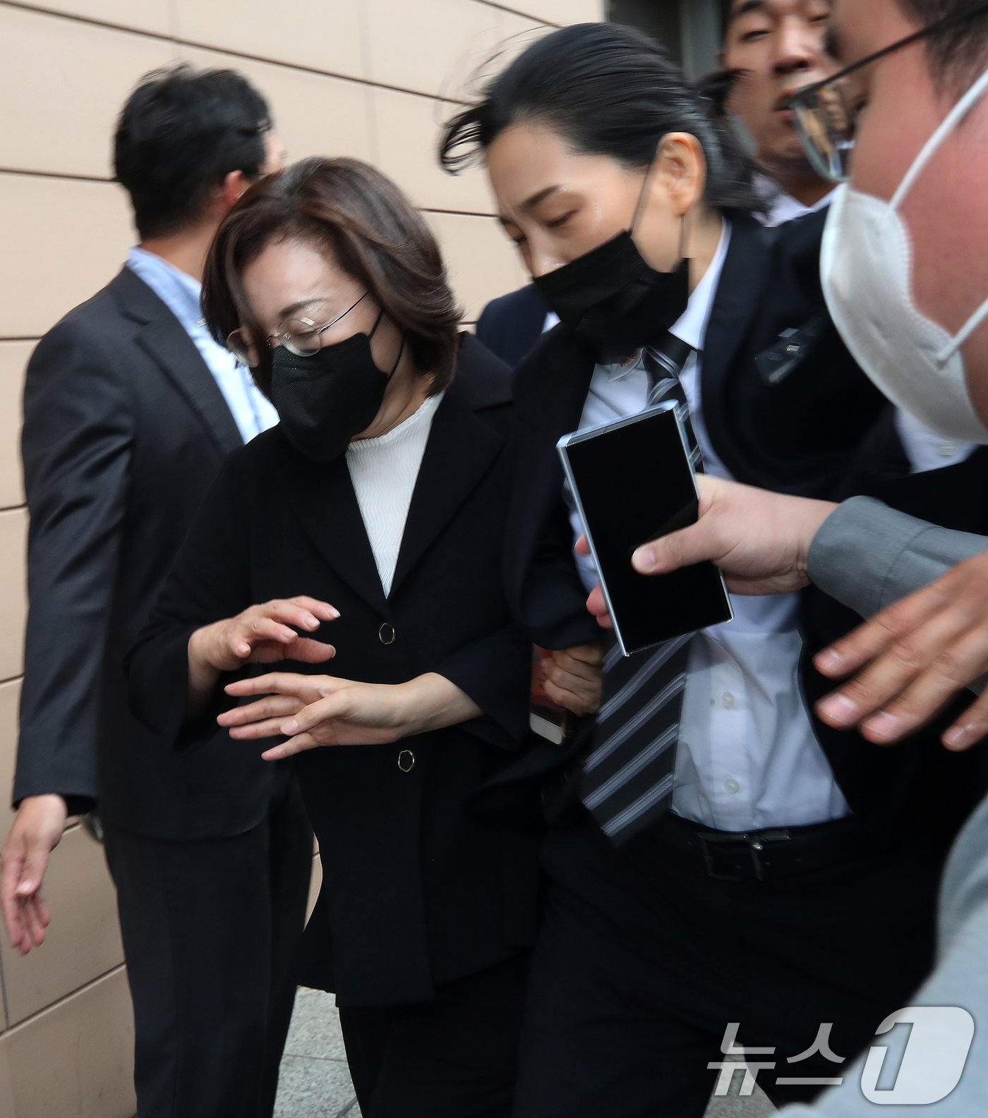 본문 이미지 - ‘이태원 참사’ 부실 대응 혐의로 기소된 박희영 용산구청장이 15일 오후 서울 마포구 서울서부지방법원에서 열린 마지막 공판을 마친 후 경호원들에게 둘러싸인 채 법정을 나서고 있다. 2024.7.15/뉴스1 ⓒ News1 오대일 기자