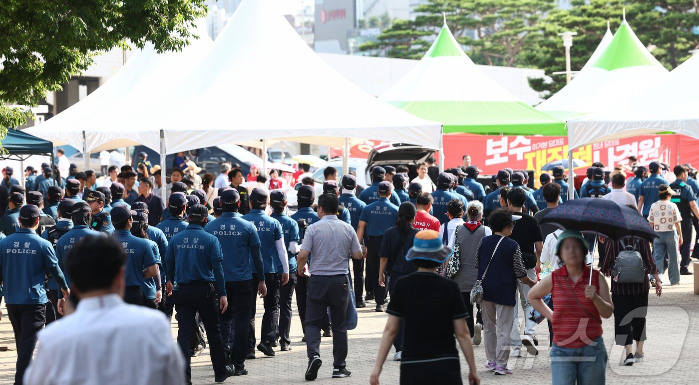 본문 이미지 - 15일 천안 서북구 유관순체육관에서 열린 국민의힘 4차 전당대회 대전·세종·충북·충남 합동연설회 인근에 배치된 경찰들이 이동하고 있다. 2024.7.15/뉴스1 ⓒ News1 김민지 기자