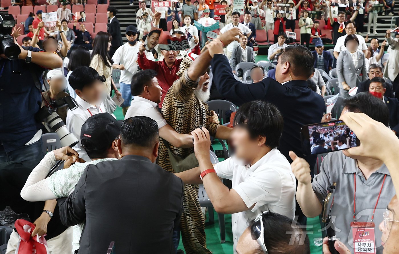 본문 이미지 - 15일 천안 서북구 유관순체육관에서 열린 대전·세종·충북·충남 합동연설회에서 한동훈 당대표 후보의 정견발표 도중 각 후보들의 지지자들이 충돌하자 경호원들이 이를 말리고 있다. 2024.7.15/뉴스1 ⓒ News1 김민지 기자