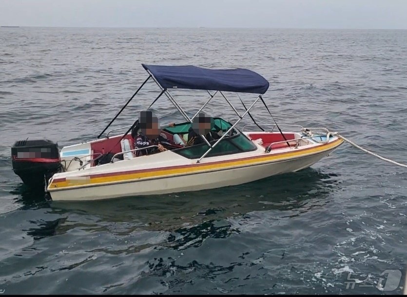 본문 이미지 - 15일 오후 양양 수산항 인근 해상서 멈춰선 모터보트.(속초해경 제공) 2024.7.15/뉴스1