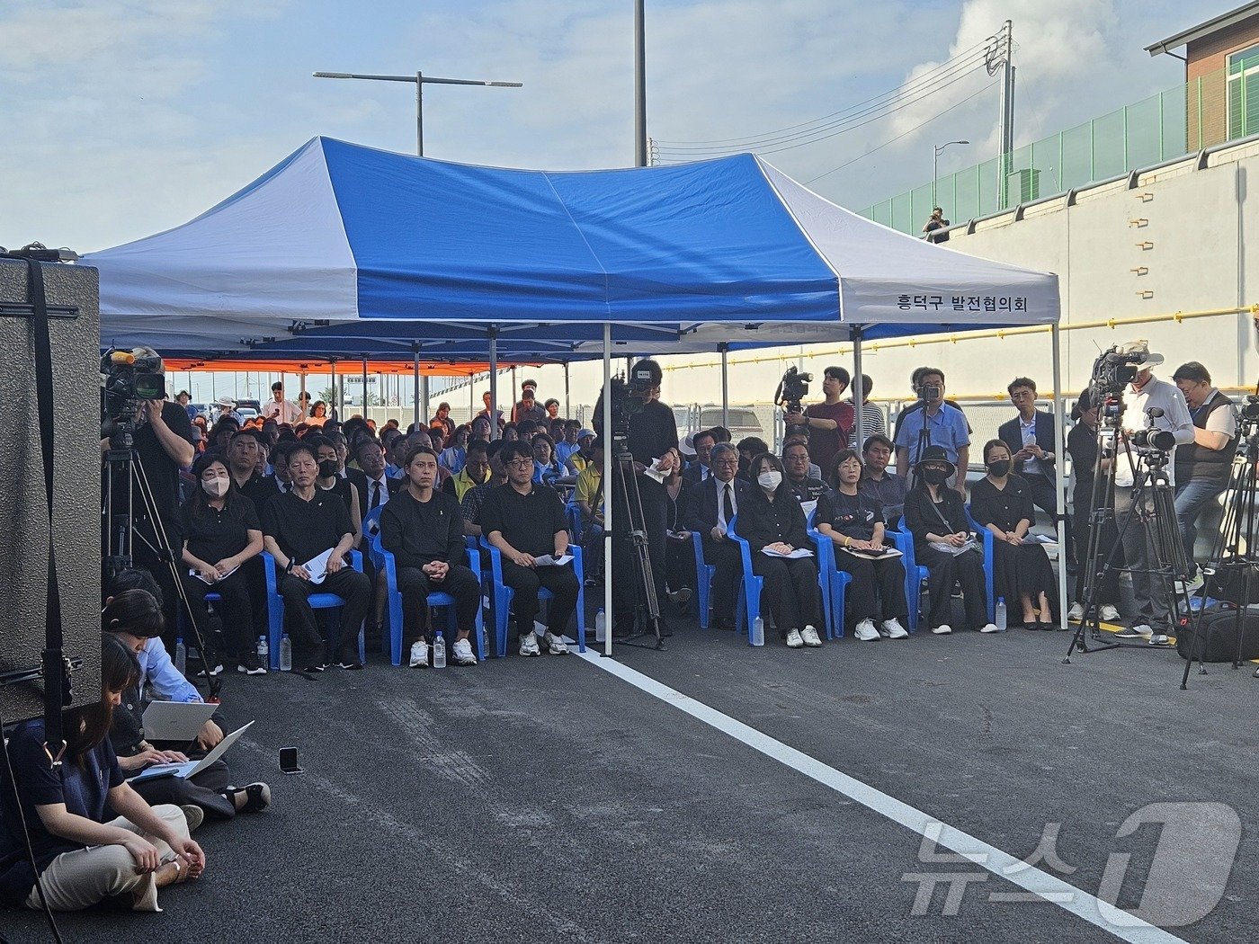 본문 이미지 - '오송참사 1주기 추모제'에 참여한 유족들.2024.7.15/뉴스1 이재규 기자