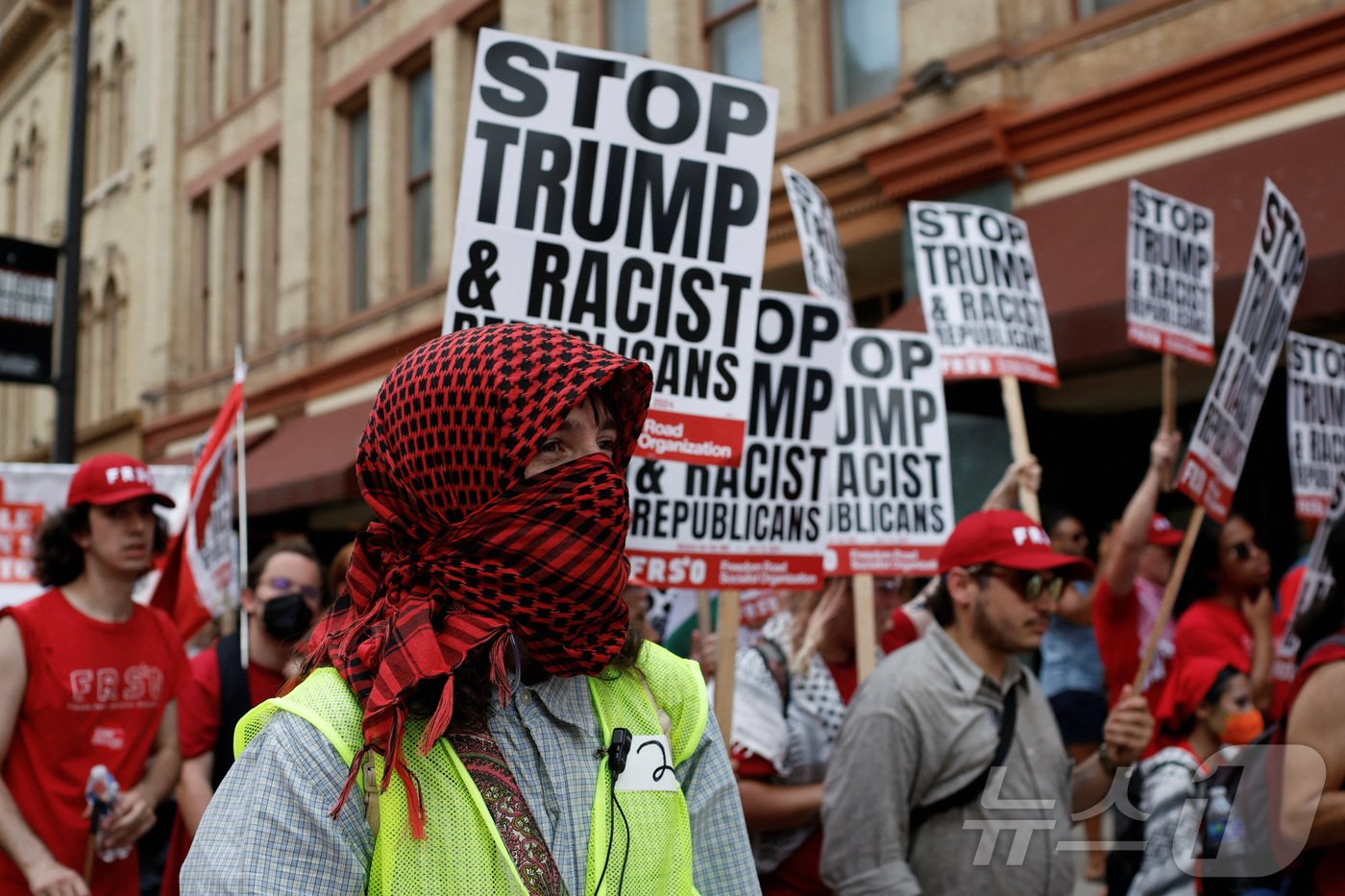 본문 이미지 - &#39;공화당 전당대회에서의 행진 연합&#39;은 공화당 전당대회 첫날인 15일&#40;현지시간&#41; 위스콘신주 밀워키 행사장 보안구역 밖에서 수천명이 참석한 가운데 시위행진을 벌이고 있다. 2024.07.15. ⓒ 로이터=뉴스1 ⓒ News1 김현 특파원