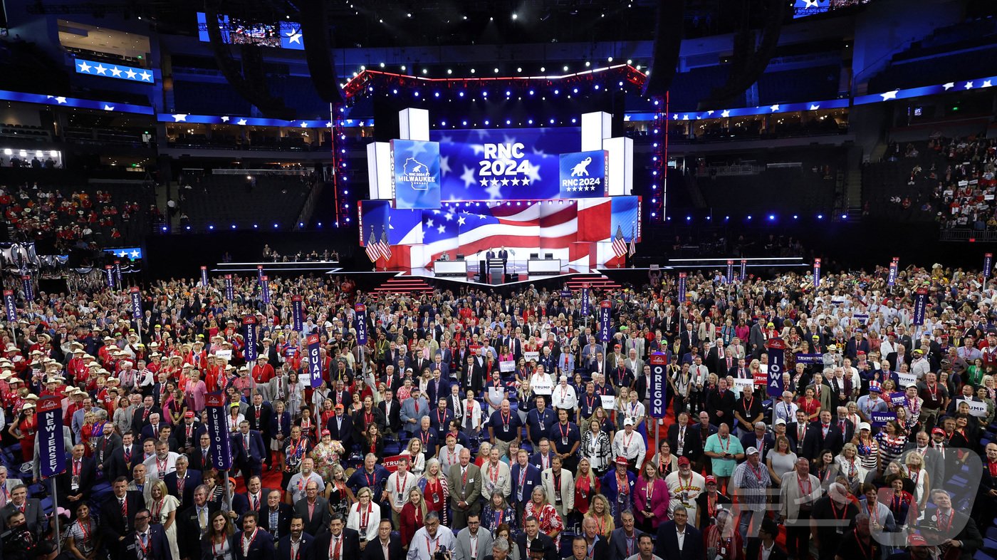 본문 이미지 - 15일(현지시간) 미국 위스콘신주 밀워키에서 열린 공화당 전당대회에서 첫 세션이 끝난 후 참석자들이 사진 촬영을 하고 있다. 2024.07.16. ⓒ 로이터=뉴스1 ⓒ News1 장시온 기자