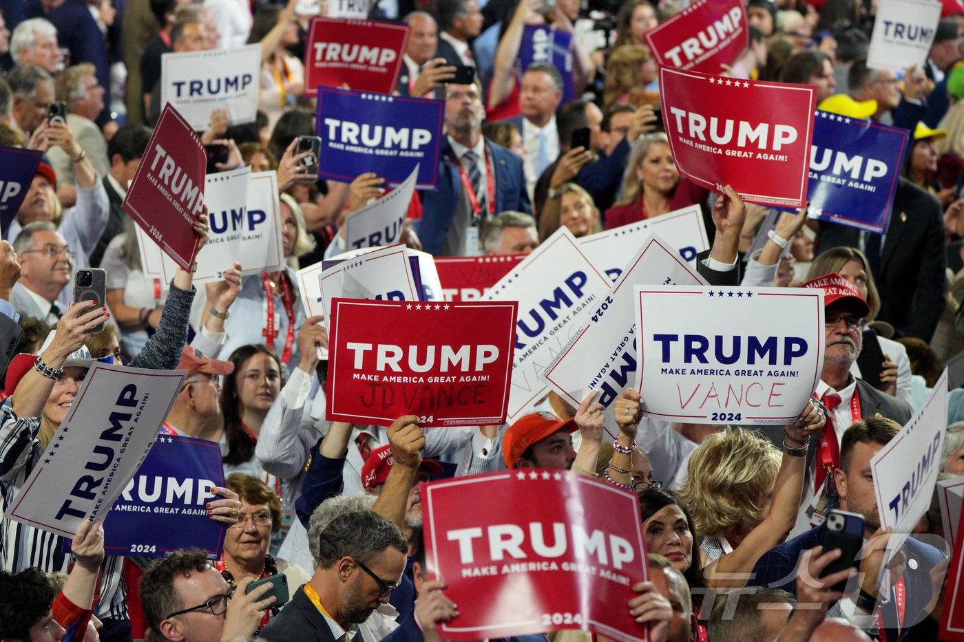 본문 이미지 - 15일(현지시간) 미국 위스콘신주 밀워키에서 열린 공화당 전당대회에 부통령 후보 J.D. 밴스(39) 상원의원이 도착하자 지지자들이 팻말을 들고 있다. 밴스는 강경보수 성향의 젊은 정치인으로 이날 도널드 트럼프 공화당 대선 후보의 부통령 후보로 지명됐다. 2024.07.15. ⓒ 로이터=뉴스1 ⓒ News1 장시온 기자