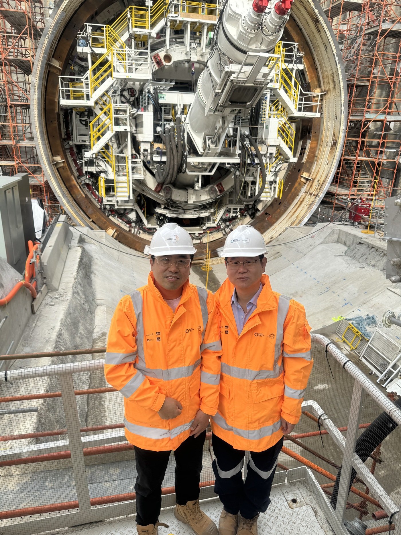 본문 이미지 - 김응재 GS건설 호주 인프라 수행 담당 상무(오른쪽)가 호주 멜버른 공사 현장을 점검하고 있다.(GS건설 제공).