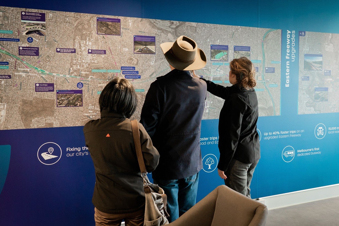 본문 이미지 - 호주 멜버른 외곽의 노스 이스트 링크(North East Link) 터널 공사 인근 주민들이 커뮤니티 홍보 센터 'Watsonia Hub'에 방문해 진행 중인 공사에 대해 설명을 듣고 있다(GS건설 제공).