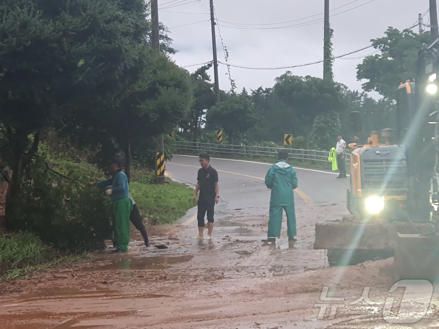 본문 이미지 - 16일 오전 전남 해남군 화산면 일대에 124㎜ 폭우가 내린 가운데 면사무소 직원들과 관계자들이 마을길 복구작업을 하고있다. (해남군 제공)/뉴스1 