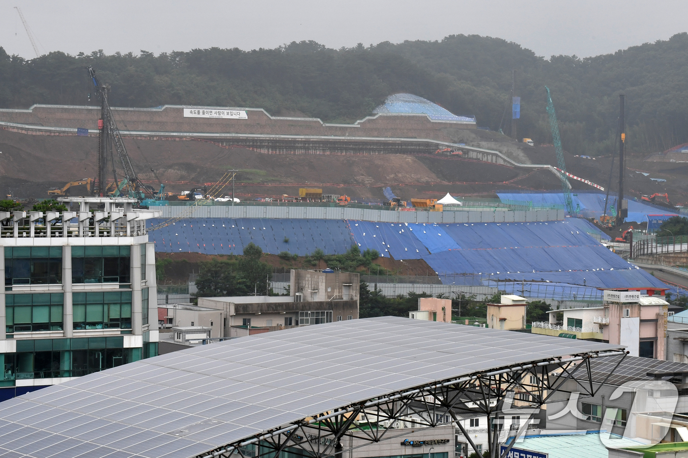 (포항=뉴스1) 최창호 기자 = 16일 경북 포항시 남구 대잠동 대규모 아파트 단지 공사 현장 곳곳에 토사 유출 등을 막기 위해 방수포 등이 설치돼 있다. 2024.7.16/뉴스1 …