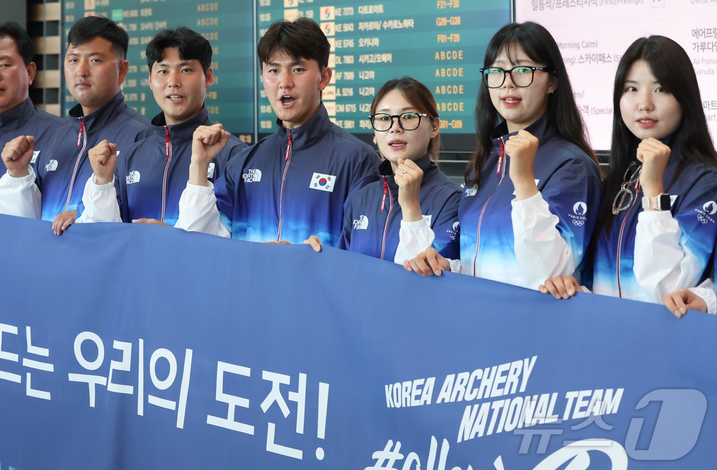 본문 이미지 - 2024 파리 올림픽에 출전하는 양궁 국가대표팀 선수들이 16일 오전 인천국제공항 제2여객터미널에서 출국에 앞서 기념 촬영하고 있다. 2024.7.16/뉴스1 ⓒ News1 김도우 기자
