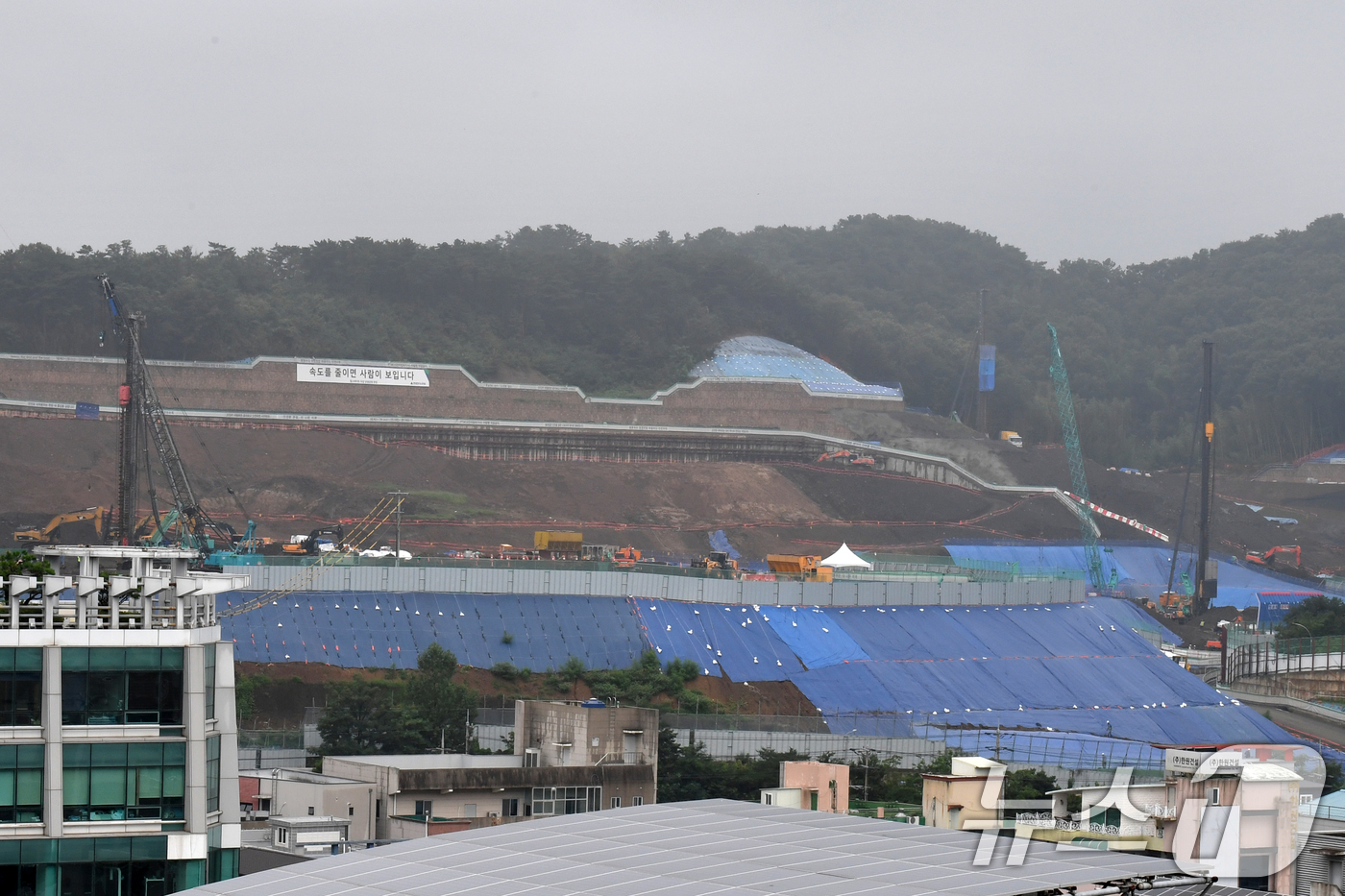 (포항=뉴스1) 최창호 기자 = 16일 경북 포항시 남구 대잠동 대규모 아파트 단지 공사 현장 곳곳에 토사 유출 등을 막기 위해 방수포 등이 설치돼 있다. 2024.7.16/뉴스1 …