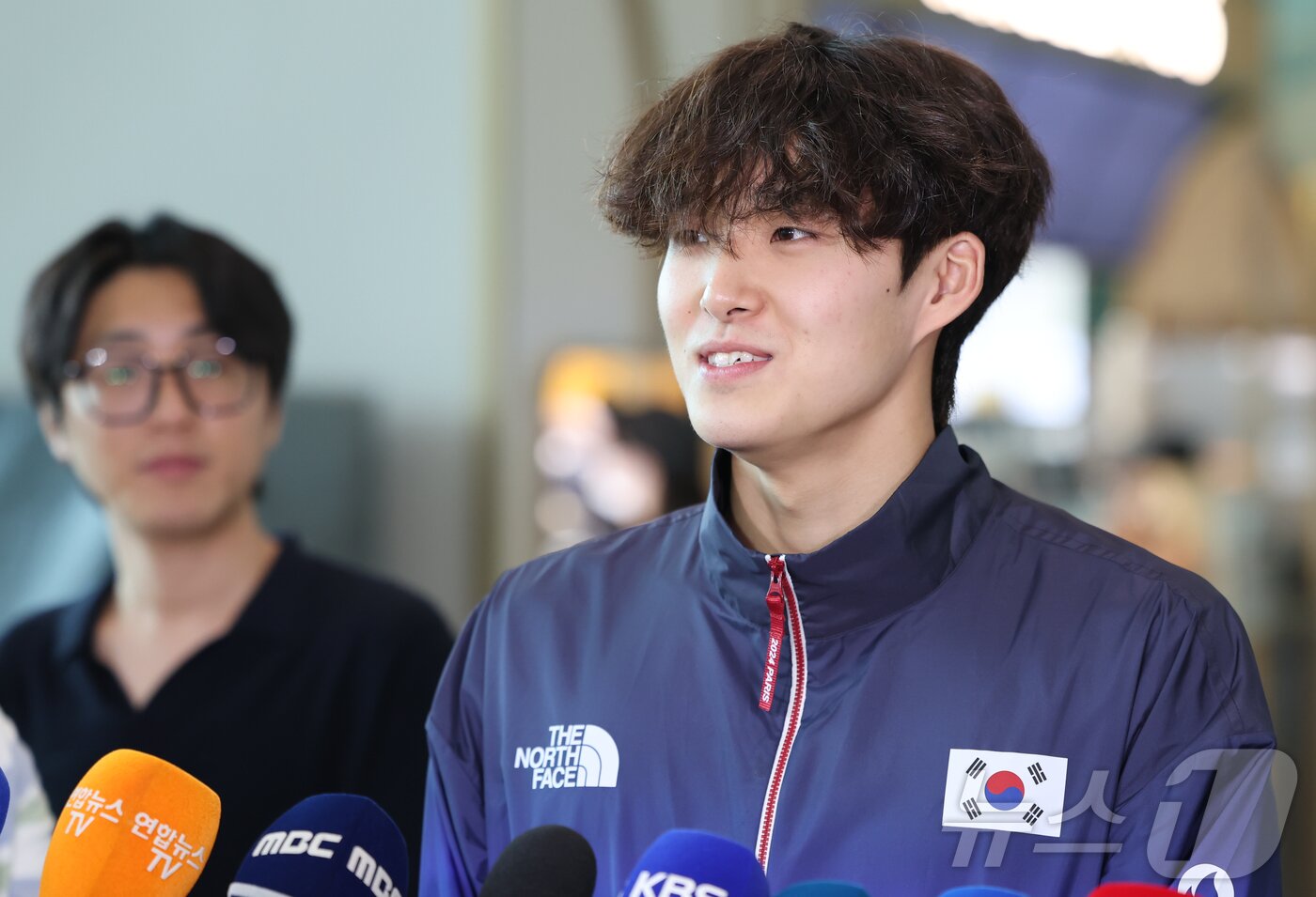 본문 이미지 - 2024 파리 올림픽에 출전하는 수영 국가대표팀 김우민이 16일 오전 인천국제공항 제2여객터미널에서 출국에 앞서 취재진 질문에 답하고 있다. 2024.7.16/뉴스1 ⓒ News1 김도우 기자
