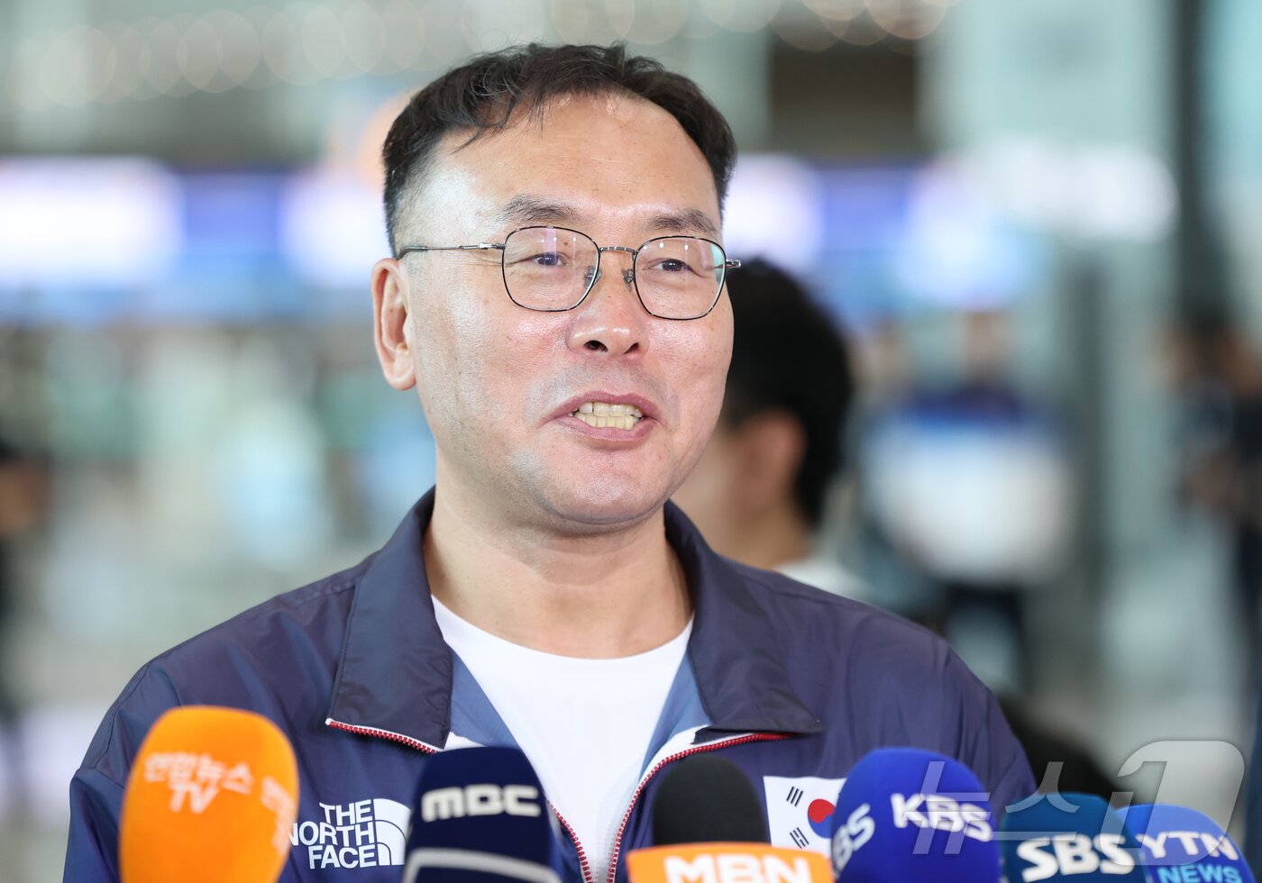 본문 이미지 - 이정훈 2024 파리 올림픽 수영 국가대표팀 감독이 16일 오전 인천국제공항 제2여객터미널에서 출국에 앞서 취재진 질문에 답하고 있다. 2024.7.16/뉴스1 ⓒ News1 김도우 기자