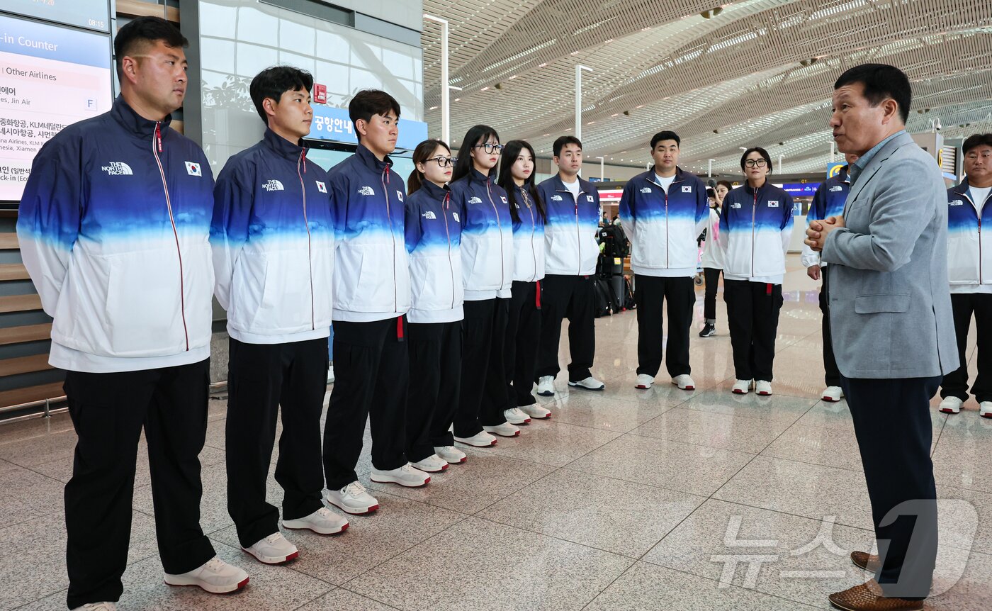 본문 이미지 - 2024 파리 올림픽에 출전하는 양궁 국가대표팀 선수들이 16일 오전 인천국제공항 제2여객터미널에서 출국에 앞서 장영술 대한양궁협회 부회장의 격려사를 듣고 있다. 2024.7.16/뉴스1 ⓒ News1 김도우 기자