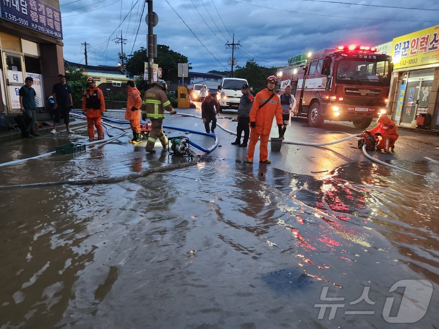 (해남=뉴스1) 김태성 기자 = 16일 오전 전남 해남군 화산면 일대에 124㎜ 폭우가 내려 2개마을 9가구가 침수피해를 입은 가운데 면사무소 직원들과 소방대원들이 피해복구를 하고 …