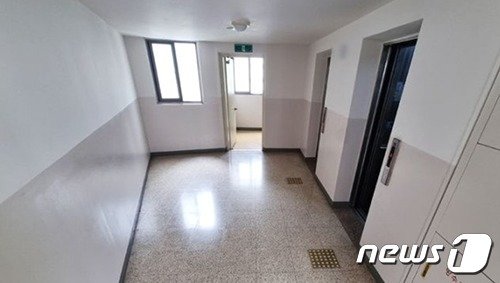 본문 이미지 - 이 씨가 스토킹범 설 씨의 흉기에 찔린 장소. (온라인 커뮤니티 갈무리) ⓒ 뉴스1