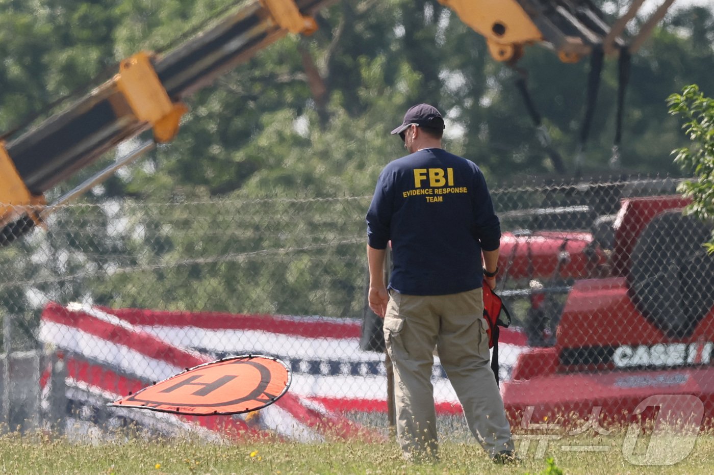 본문 이미지 - 미국 연방수사국(FBI) 증거대응팀 요원이 도널드 트럼프 전 대통령 총격 피습 사흘째인 지난 15일(현지시간) 사건이 벌어진 펜실베이니아주 버틀러의 야외 유세 현장을 둘러보고 있다. 2024.07.15. ⓒ 로이터=뉴스1 ⓒ News1 김성식 기자