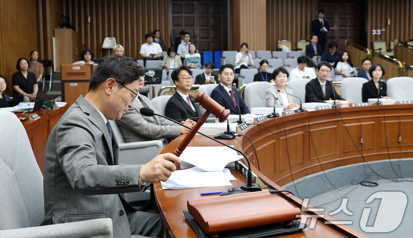 박범계 인사청문특별위원회 위원장이 16일 오전 서울 여의도 국회에서 열린 제1차 대법관&#40;노경필, 박영재, 이숙연&#41; 임명동의에 관한 인사청문특별위원회 전체회의를 주재하고 있다. 2024.7.16/뉴스1 ⓒ News1 이승배 기자