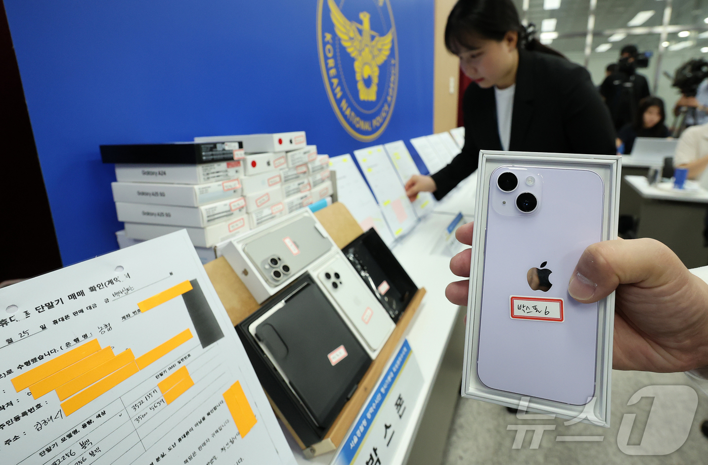 (서울=뉴스1) 김진환 기자 = 16일 서울 마포구 서울경찰청 광역수사단에서 휴대폰깡을 유도해 조직적으로 대포폰을 유통시킨 역대 최대 규모 범죄집단으로부터 압수한 휴대폰 및 사건 …