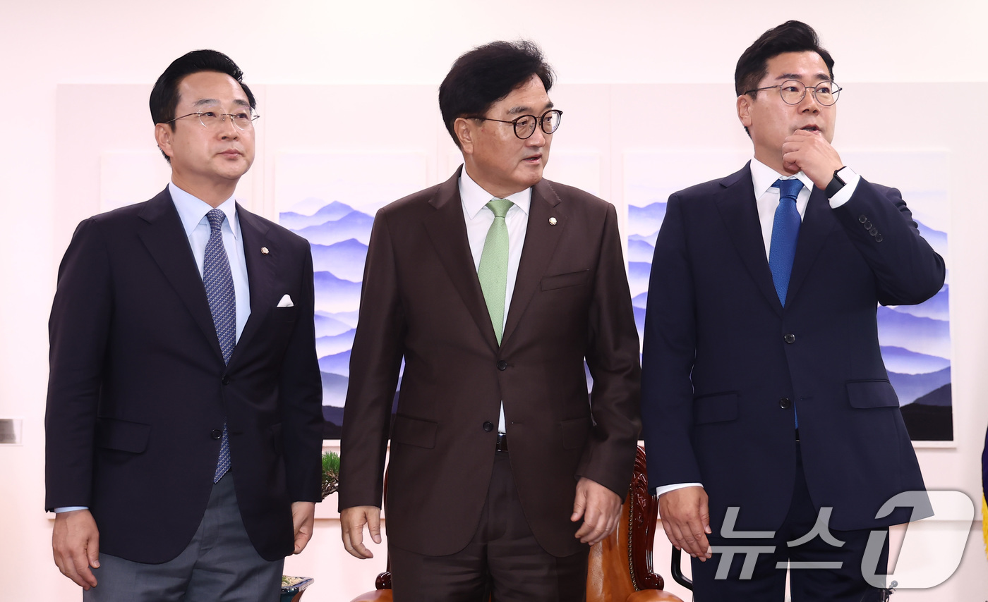 (서울=뉴스1) 김민지 기자 = 우원식 국회의장(가운데)이 16일 오전 서울 여의도 국회의장실에서 본회의 개최를 촉구하기 위해 의장실을 찾은 박찬대 더불어민주당 당대표 직무대행 겸 …