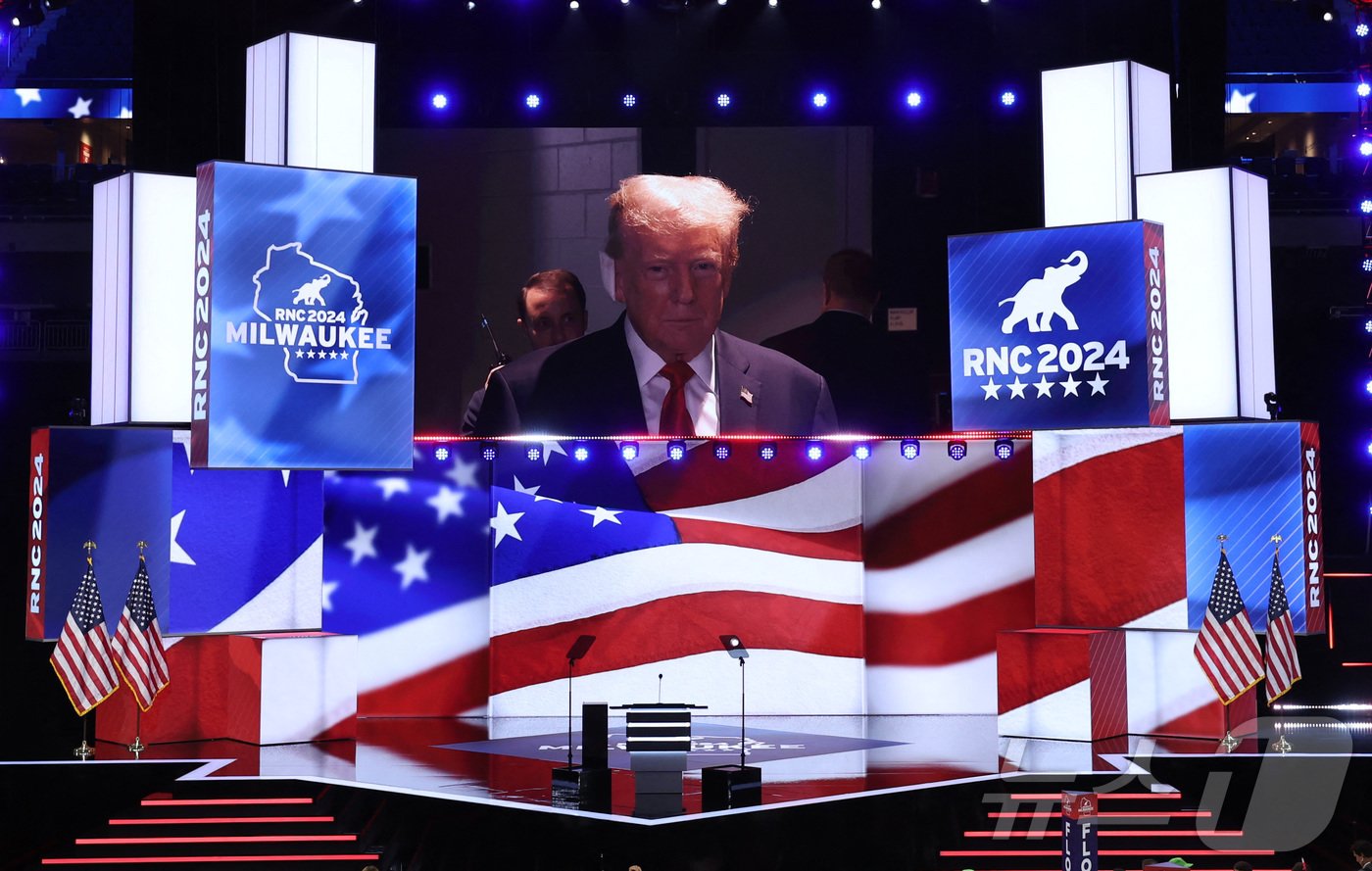 본문 이미지 - 15일(현지시간) 미국 위스콘신주 밀워키에서 열린 공화당 전당대회 대형 스크린에 공화당 대선 후보인 도널드 트럼프 미국 전 대통령의 얼굴이 상영되고 있다. 2024.07.15. ⓒ 로이터=뉴스1 ⓒ News1 장시온 기자