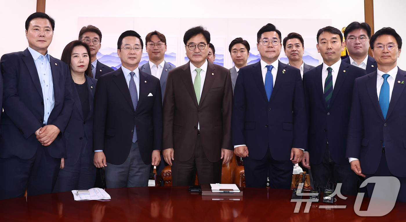 (서울=뉴스1) 김민지 기자 = 우원식 국회의장이 16일 오전 서울 여의도 국회의장실에서 본회의 개최를 촉구하기 위해 의장실을 찾은 박찬대 더불어민주당 원내대표를 비롯한 의원들과 …