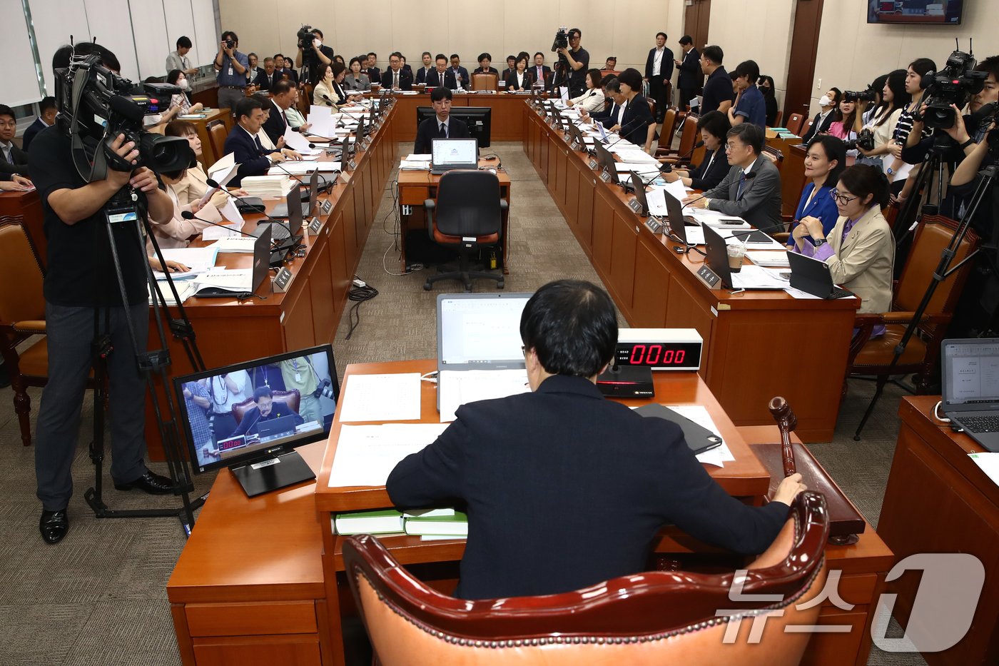 본문 이미지 - 박주민 국회 복지위원장이 16일 오전 서울 여의도 국회에서 열린 보건복지위원회 전체회의에서 의사봉을 두드리고 있다. 2024.7.16/뉴스1 ⓒ News1 이광호 기자