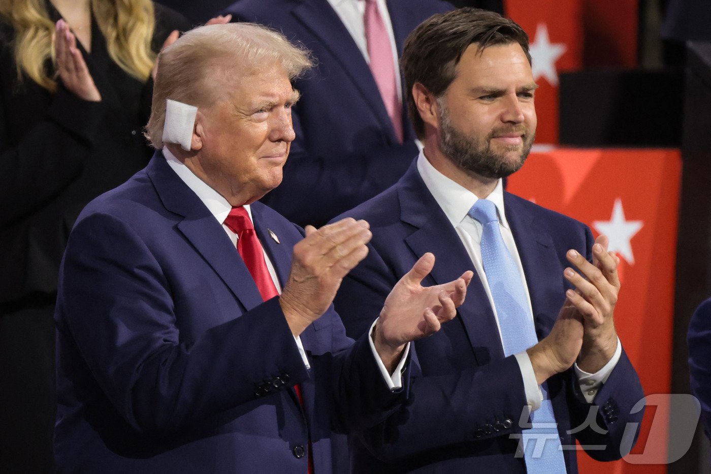 본문 이미지 - 도널드 트럼프 전 미국 대통령이 15일 (현지시간) 위스콘신주 밀워키 파이서브 포럼에서 열린 전당대회에 부통령 후보인 J.D. 밴스 상원의원과 참석을 하고 있다. 2024.07.16 ⓒ AFP=뉴스1 ⓒ News1 우동명 기자