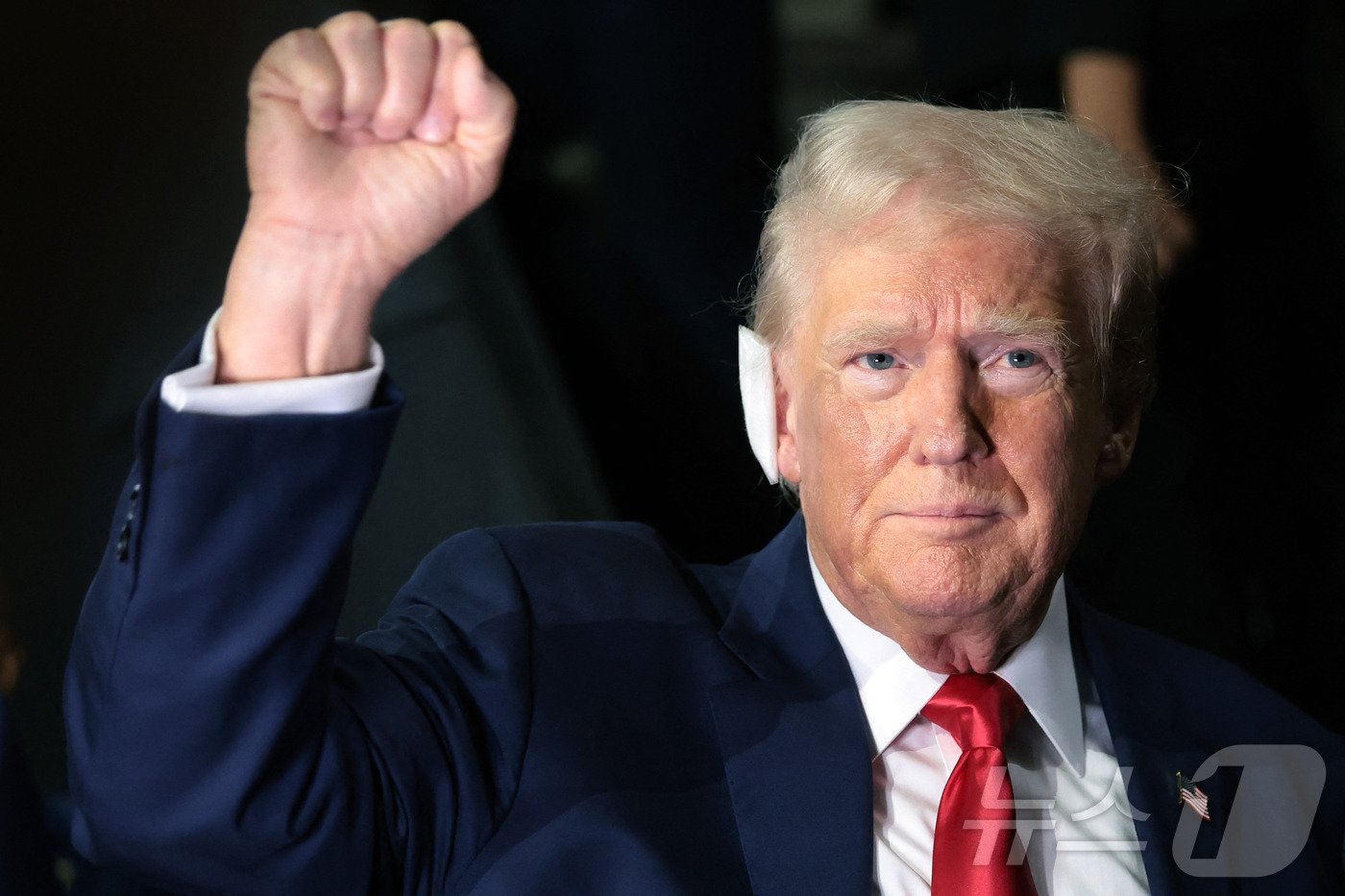 본문 이미지 - 도널드 트럼프 전 미국 대통령이 15일 (현지시간) 위스콘신주 밀워키 파이서브 포럼에서 열린 전당대회에 도착을 하고 있다. 2024.07.16 ⓒ AFP=뉴스1 ⓒ News1 우동명 기자