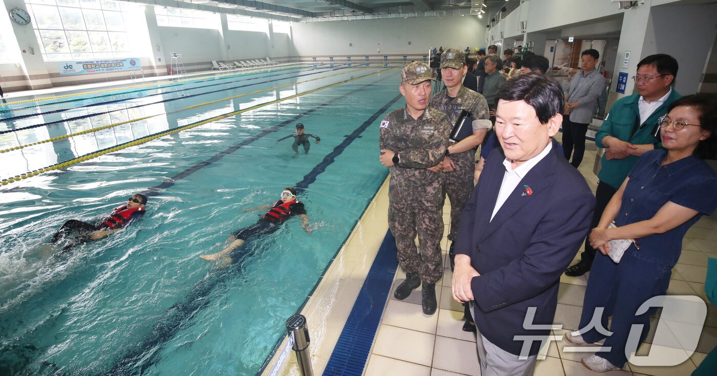 본문 이미지 - 김광수 제주도교육감이 16일 오전 제주 서귀포시 강정동 해군 김영관센터 수영장에서 진행된 해군 생존수영 교육을 참관하고 있다. 2024.7.16/뉴스1 ⓒ News1 오현지 기자