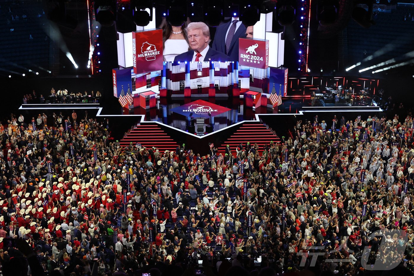 본문 이미지 - 15일(현지시간) 공화당 대선 후보인 도널드 트럼프 전 미국 대통령이 위스콘신주 밀워키에서 열린 공화당 전당대회에 도착하는 모습이 화면에 비치자 참석자들이 환호하고 있다. 2024.07.15. ⓒ 로이터=뉴스1 ⓒ News1 장시온 기자